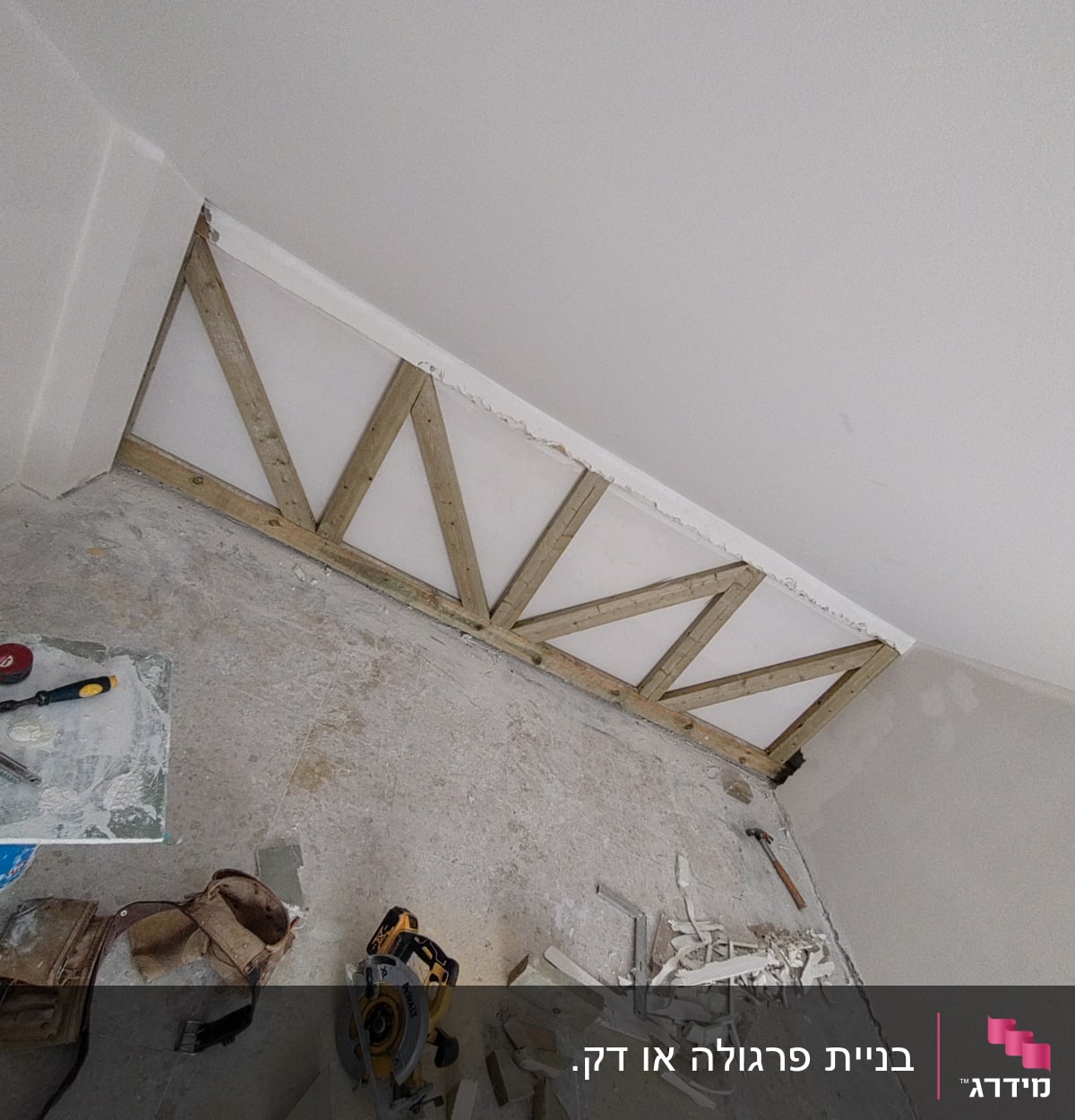 עבודת עץ עם מסור חשמלי וקרשים על הרצפה